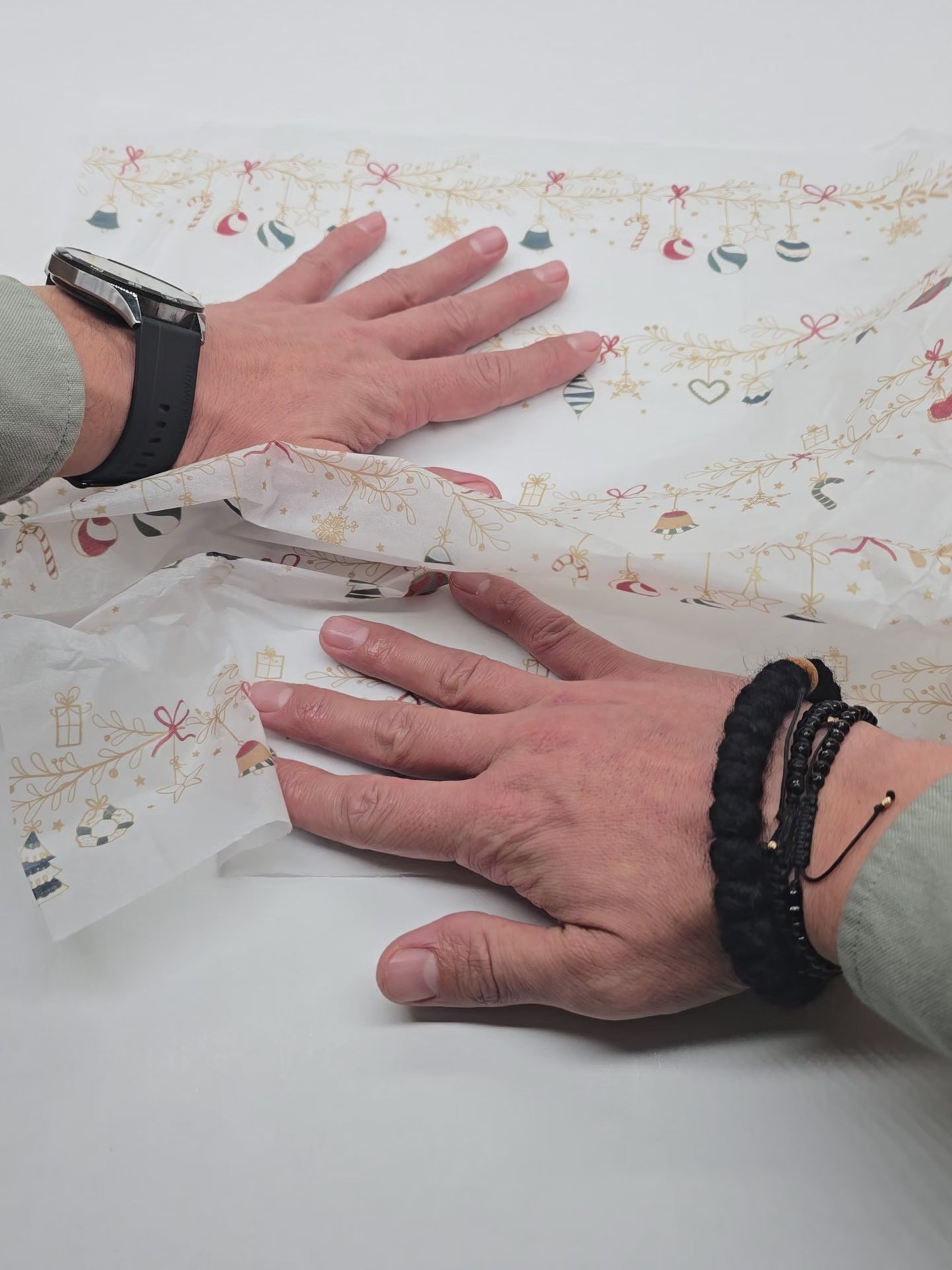 Wrapping Tinsel Tales Christmas pattern tissue paper, 17 g/m² – size 50x75cm
