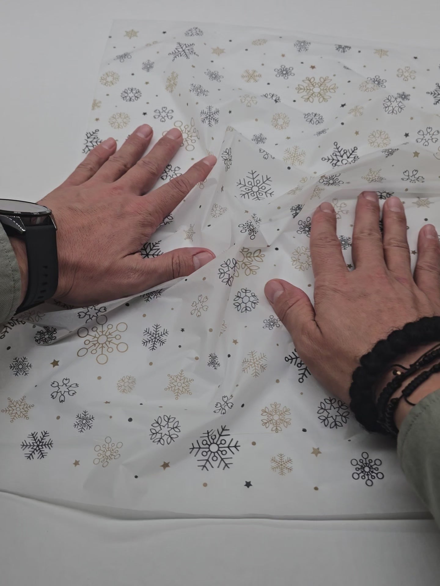 Wrapping Christmas Snowflakes & Sparkles tissue paper, 17 g/m² - size 50x75cm