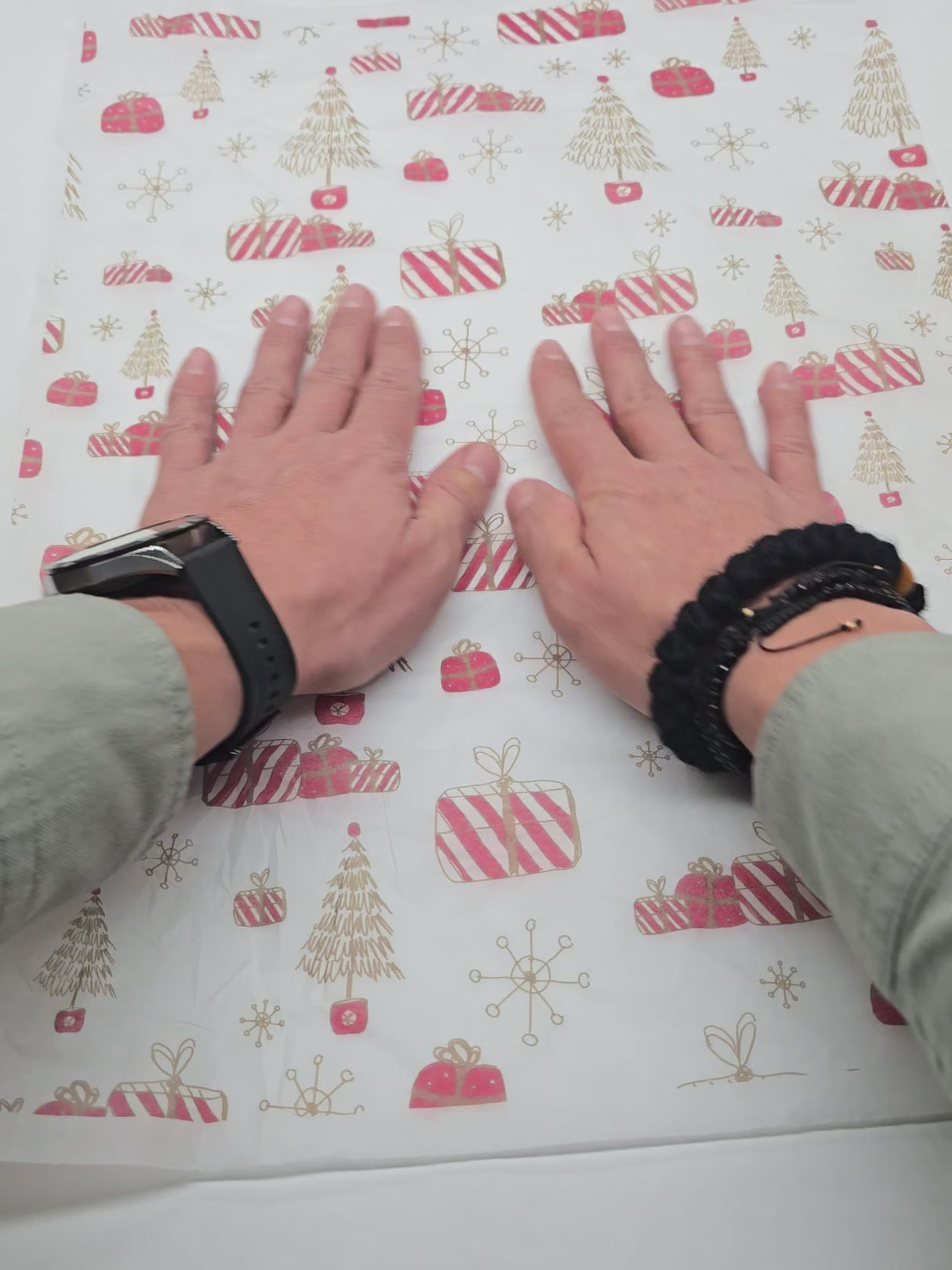 Wrapping Santa's Gift Lab Christmas tissue paper, 17 g/m² - size 50x75cm