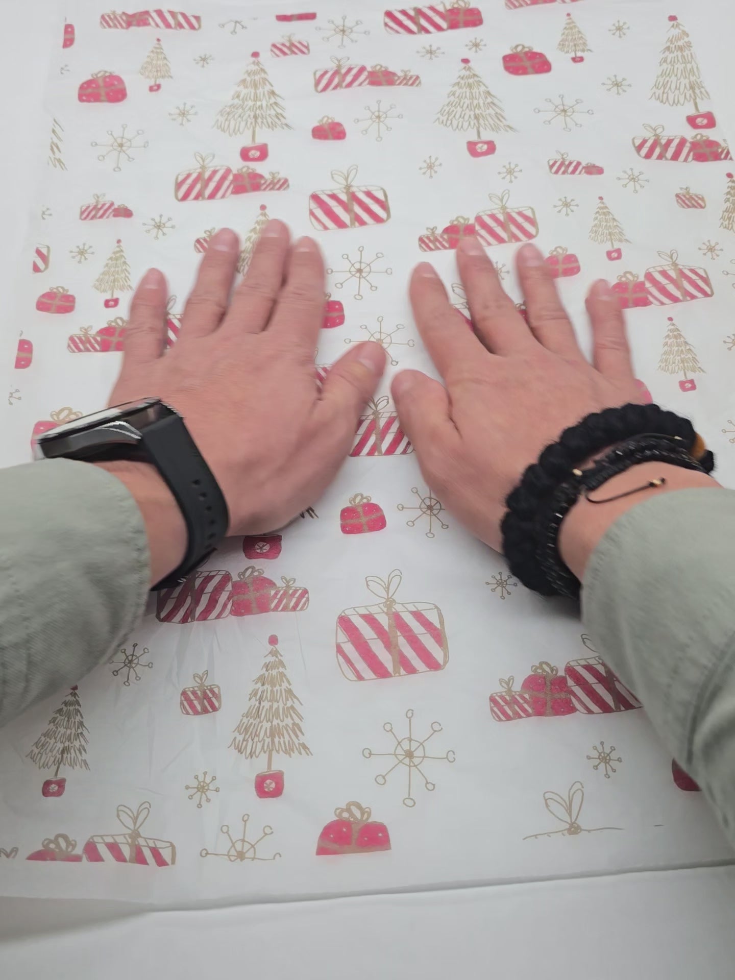 Wrapping Santa's Gift Lab Christmas tissue paper, 17 g/m² - size 50x75cm