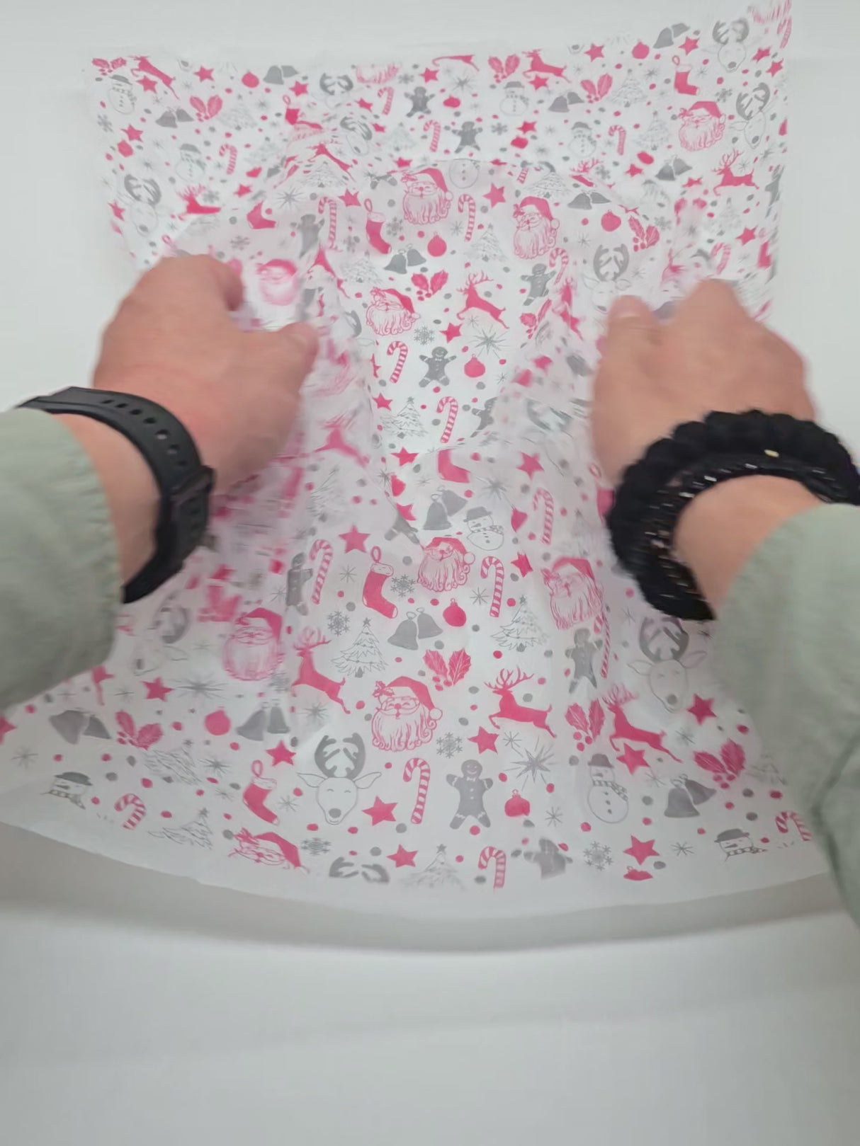 Wrapping tissue paper Christmas Santa Party pattern, 17 g/m² - size 50x75cm